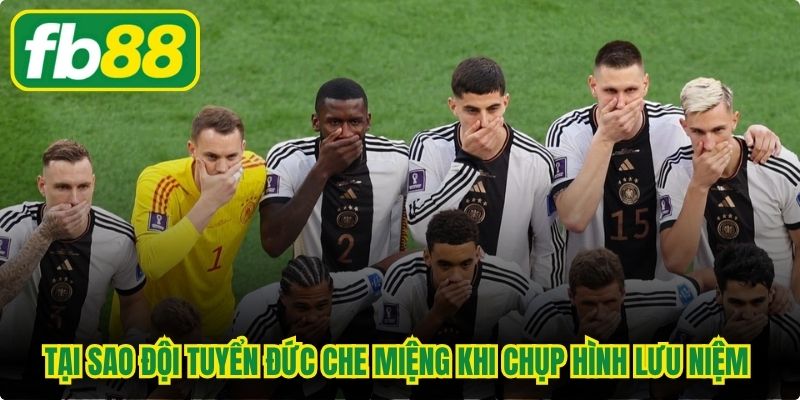 Tại sao đội tuyển Đức che miệng khi chụp hình lưu niệm trước trận?